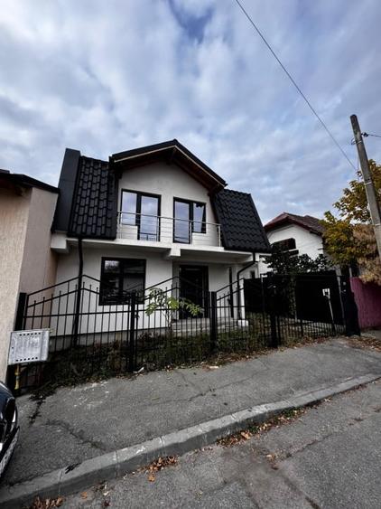 Casă individuală cu 7 camere cu Teren 301 Mp în George Enescu