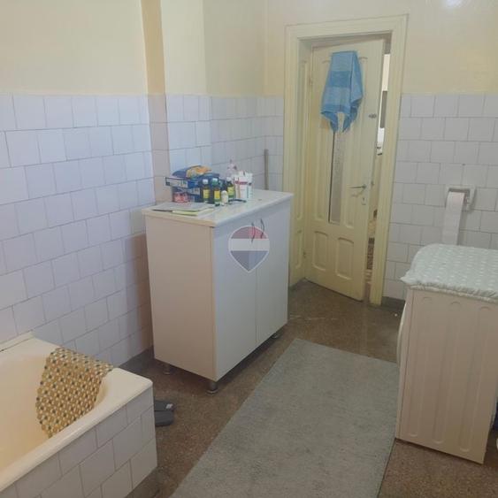 Casă individuală cu 8 camere cu Teren 785 Mp în Central