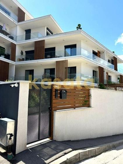 Apartament cu 3 camere semidecomandat, mobilat în Central