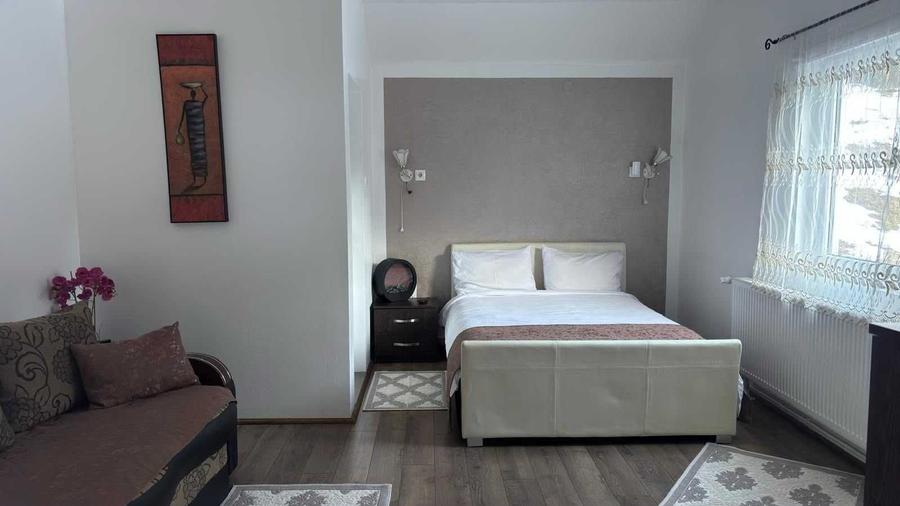 Casă cu 4 camere în Lacu Roșu