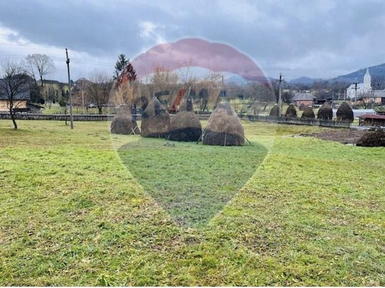 Casă individuală cu 4 camere cu Teren 36970 Mp în Mara