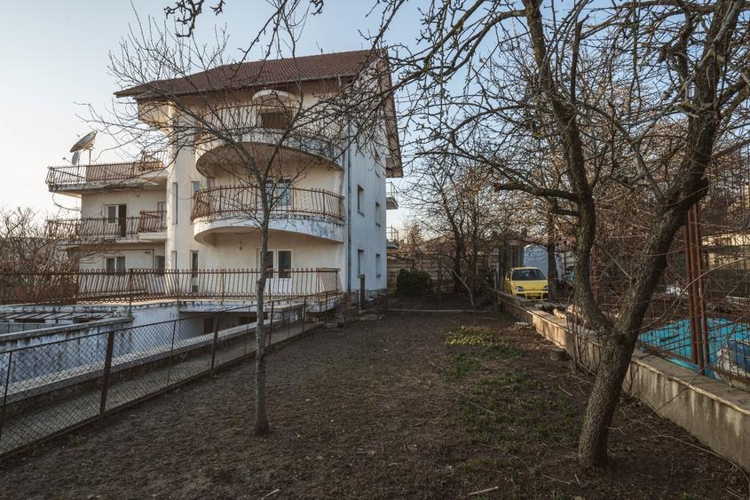 Casă individuală cu 12 camere cu Canalizare în Mușcel