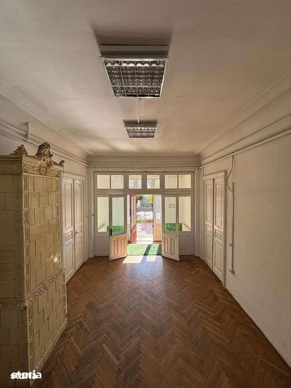 Casă cu 9 camere decomandat cu Teren 1470 Mp în Central