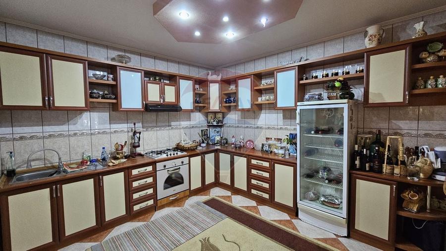 Casă individuală cu 17 camere cu Teren 1080 Mp în Obcini