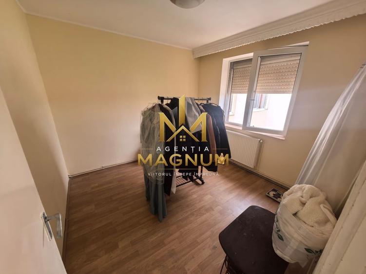 Apartament cu 3 camere semidecomandat în Decebal