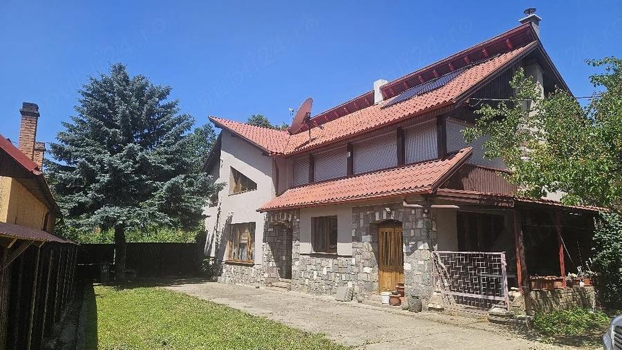 Casă cu 8 camere cu Teren 4500 Mp în Vâlcele