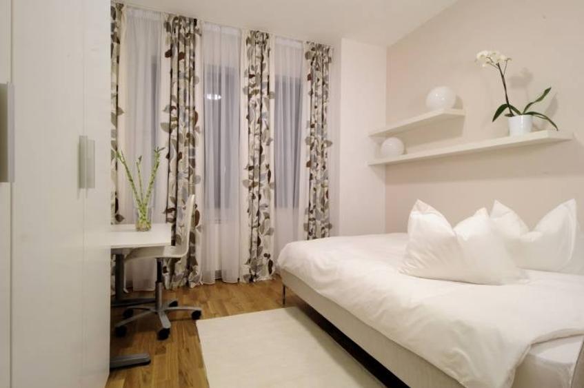 Apartament cu 3 camere semidecomandat, mobilat în Băneasa