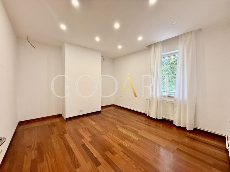 Apartament cu 5 camere semidecomandat în Primăverii