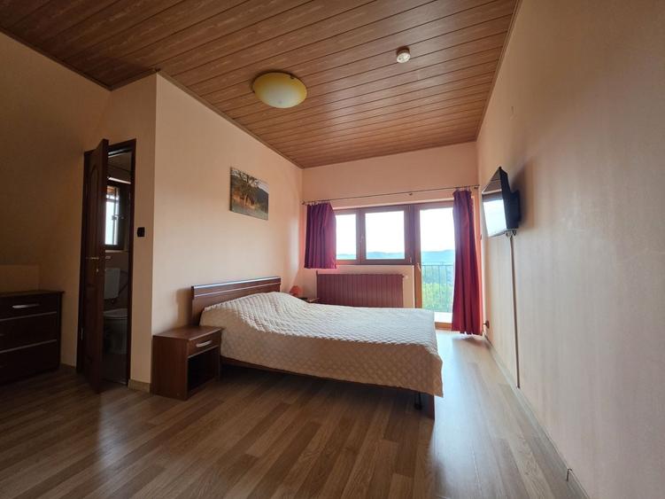 Casă individuală cu 9 camere cu Piscina în Cornu de Jos (Cornu)
