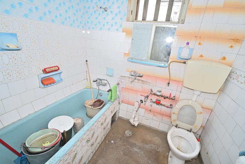 Apartament cu 3 camere semidecomandat în Giulești