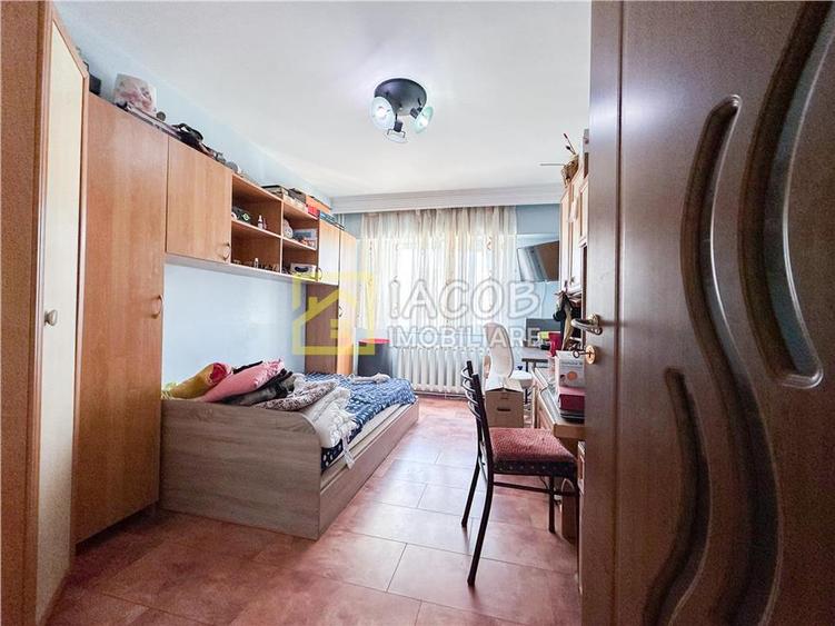 Apartament cu 4 camere decomandat în 9 Mai