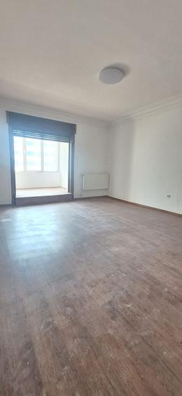Apartament cu 4 camere decomandat în Magheru