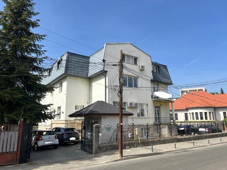 Casă individuală cu 5 camere cu Canalizare în Central