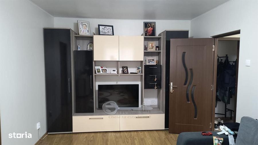 Apartament cu 3 camere nedecomandat în Podu Roș