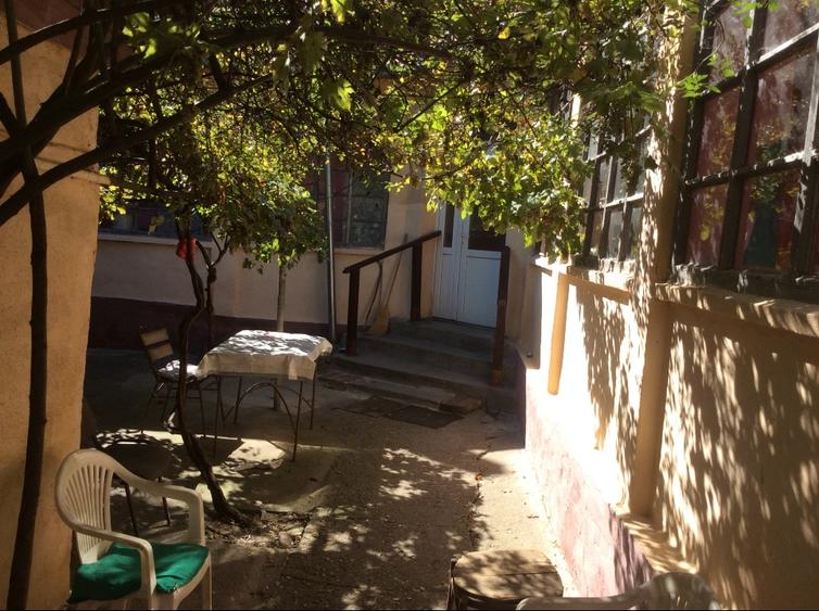 Casă individuală cu 3 camere cu Teren 3300 Mp în Central