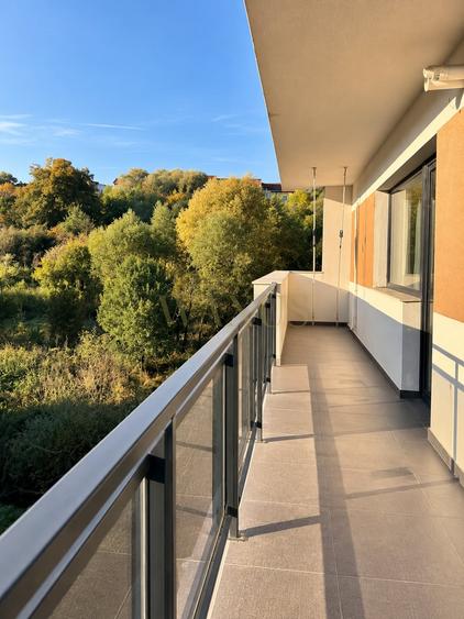 Apartament cu 3 camere semidecomandat, mobilat în Florești