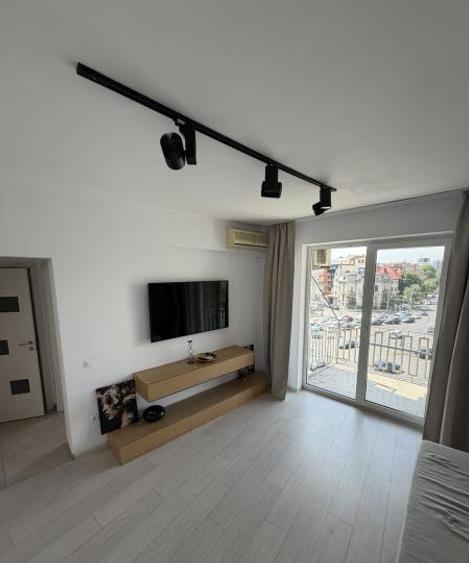 Apartament cu 3 camere decomandat, mobilat în Romană