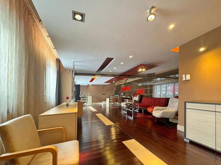 Penthouse cu 5 camere decomandat, mobilat în Blumăna