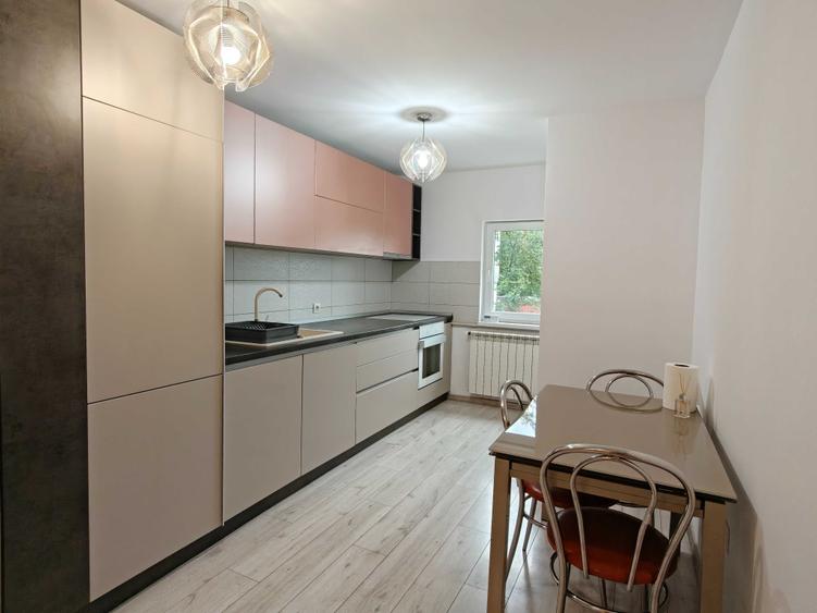 Apartament cu 3 camere decomandat în Zorilor