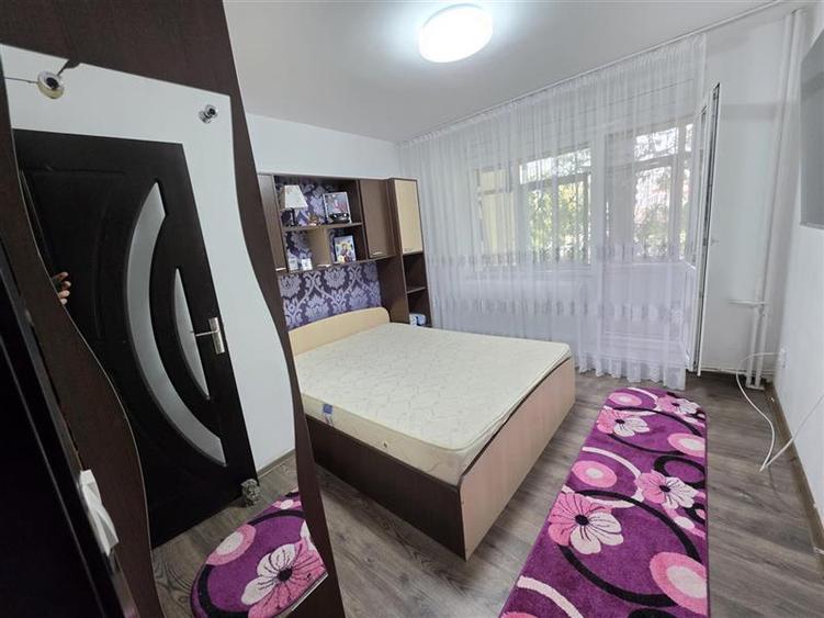 Apartament cu 3 camere decomandat, mobilat în Podu Roș