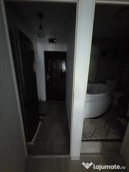 Garsonieră decomandată în Apărătorii Patriei