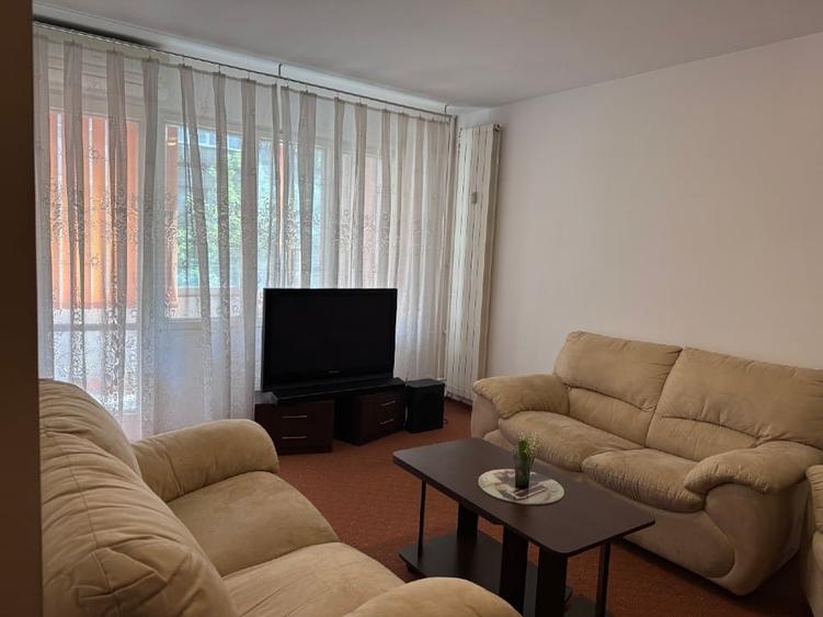 Apartament cu 3 camere decomandat în Drumul Taberei