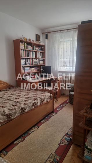 Apartament cu 4 camere decomandat în Central