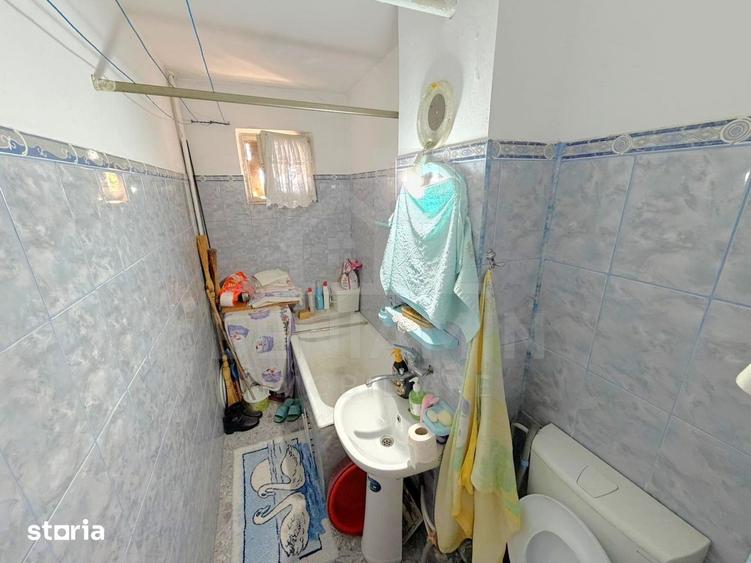 Apartament cu 3 camere semidecomandat în Craiovița Nouă