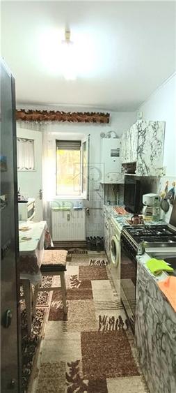 Apartament cu 2 camere semidecomandat, mobilat în Dâmbovița