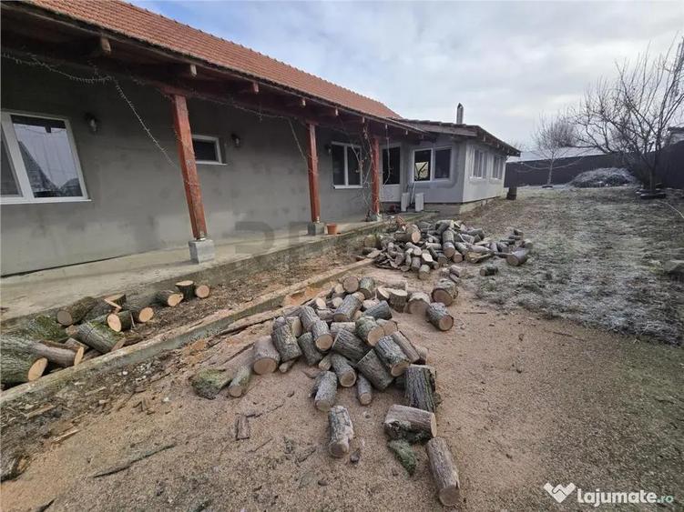 Casă cu 5 camere cu Teren 2088 Mp în Ianoșda