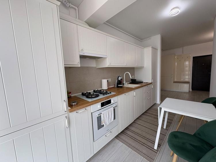 Apartament cu 3 camere semidecomandat, mobilat în Central