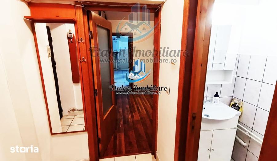 Apartament cu 3 camere semidecomandat în Calea Romanului
