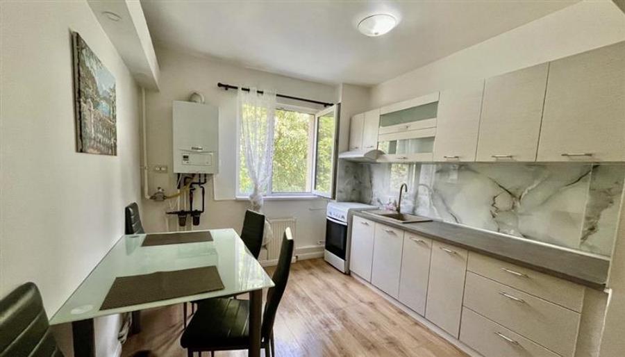 Apartament cu 3 camere semidecomandat, mobilat în Circumvalațiunii