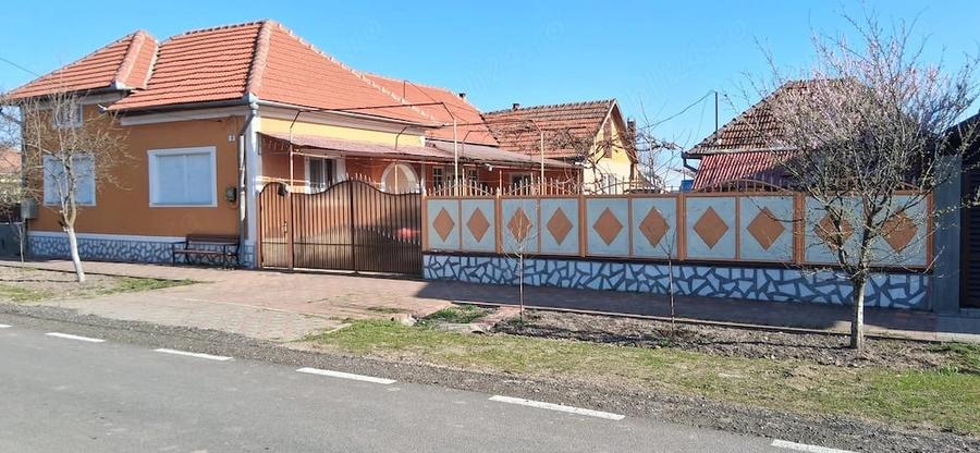 Casă cu 5 camere cu Teren 1440 Mp în Central