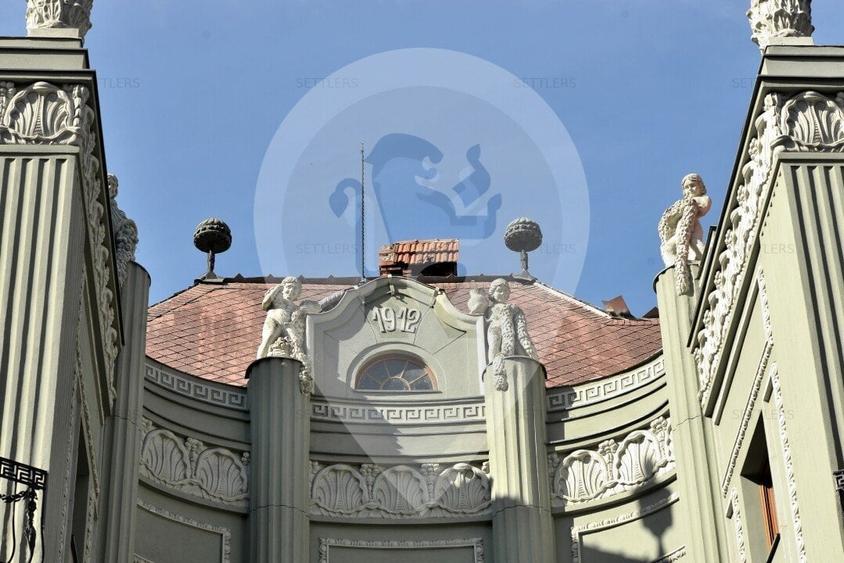 Casă individuală cu 7 camere cu Canalizare în Centrul Istoric