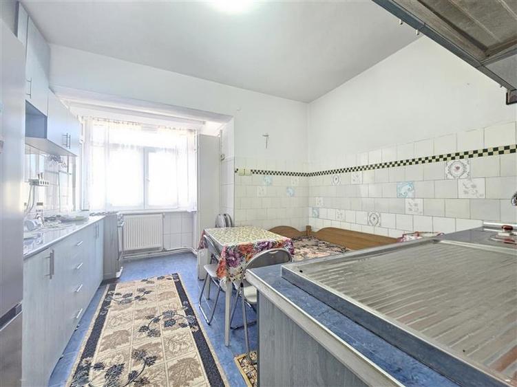 Apartament cu 3 camere decomandat în Central