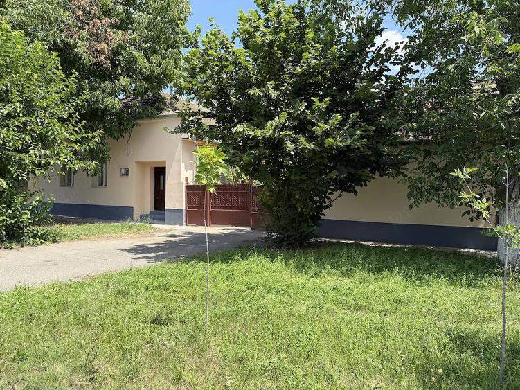 Casă cu 3 camere cu Teren 1300 Mp în Central