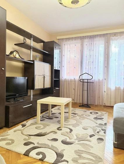 Apartament cu 3 camere semidecomandat în Pajura