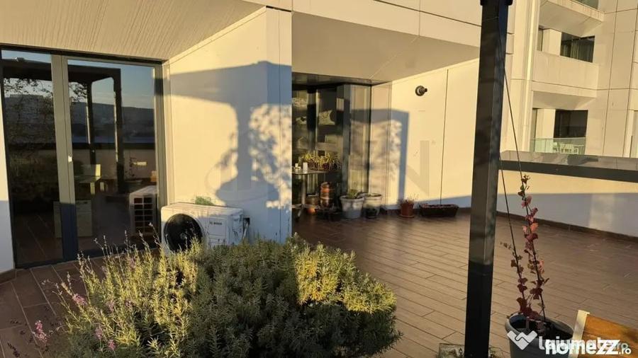 Apartament cu 4 camere semidecomandat în Barbu Văcărescu