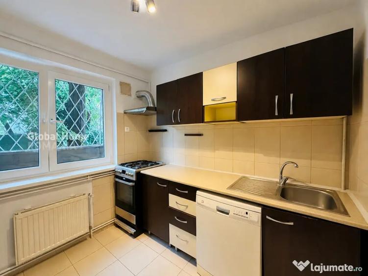 Apartament cu 3 camere semidecomandat în 1 Mai