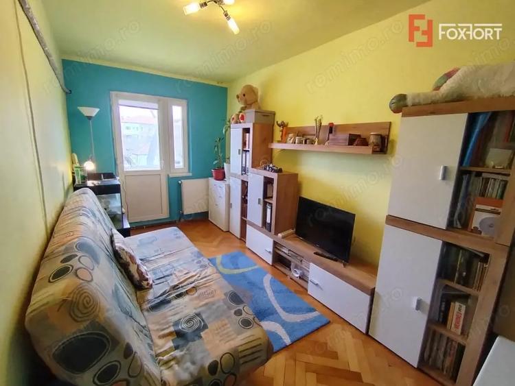 Apartament cu 4 camere semidecomandat, mobilat în Spitalul Județean