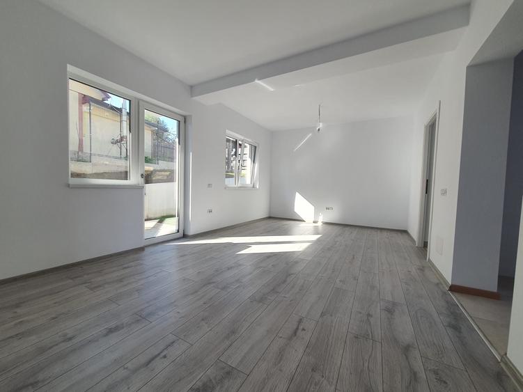Duplex cu 4 camere cu Canalizare în Bucium