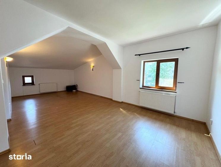 Casă cu 8 camere cu Teren 250 Mp în Tei