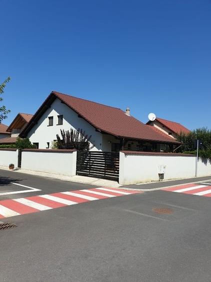 Casă individuală cu 3 camere cu Canalizare în Central