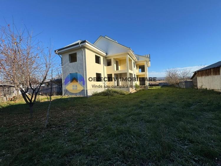Casă individuală cu 5 camere cu Teren 3600 Mp în Bodești
