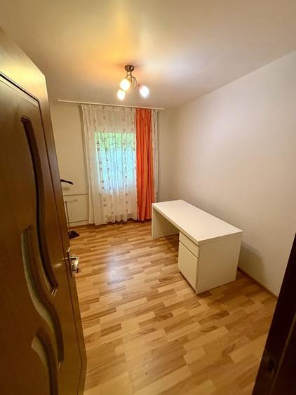Apartament cu 3 camere semidecomandat în Berceni