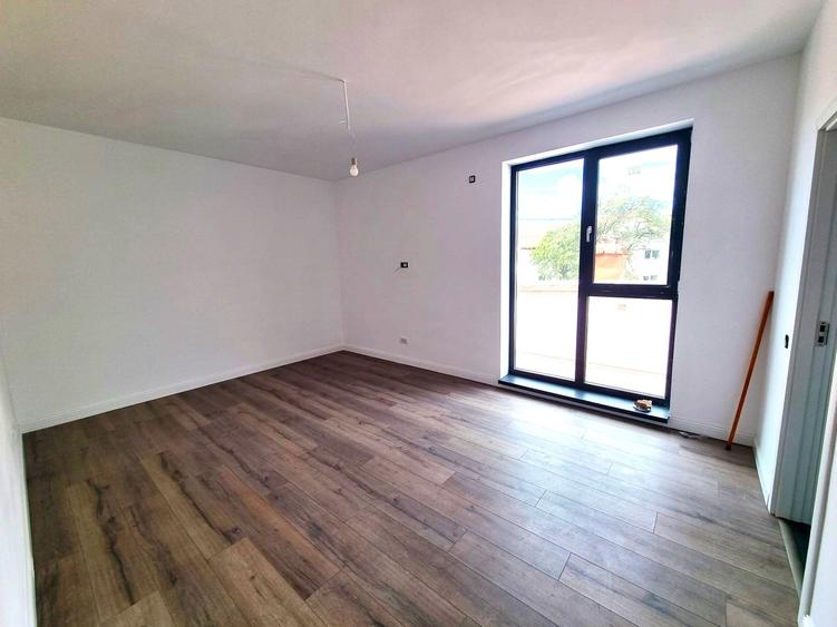 Casă cu 4 camere cu Canalizare în Bd. Laminorului