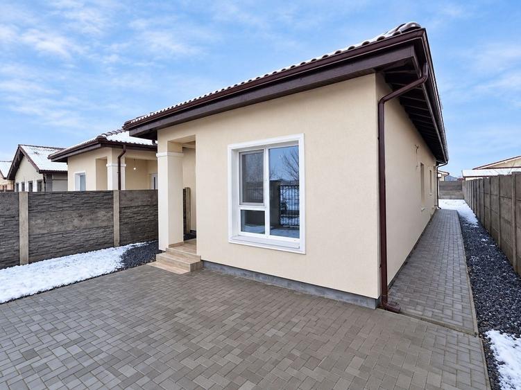 Casă individuală cu 3 camere cu Canalizare în Moșnița Nouă
