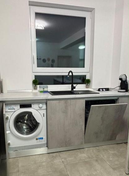 Apartament cu 3 camere decomandat, mobilat în Tractorul