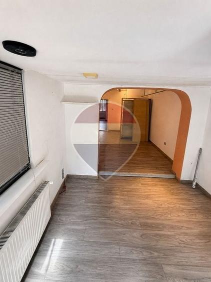 Spațiu comercial, de 68.400001525879 mp, în Central